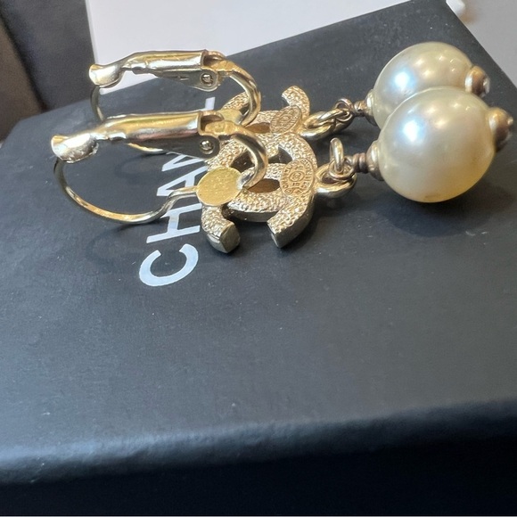 CHANEL Crystal Pearl CC Drop Earrings - Picture 5 of 9